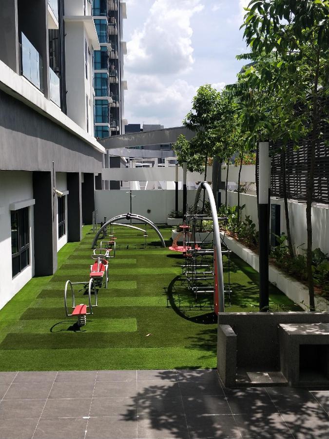 Netflix # Sky Suite Near Jaya One By Salaam Suites, 2 Pax Petaling Jaya Zewnętrze zdjęcie